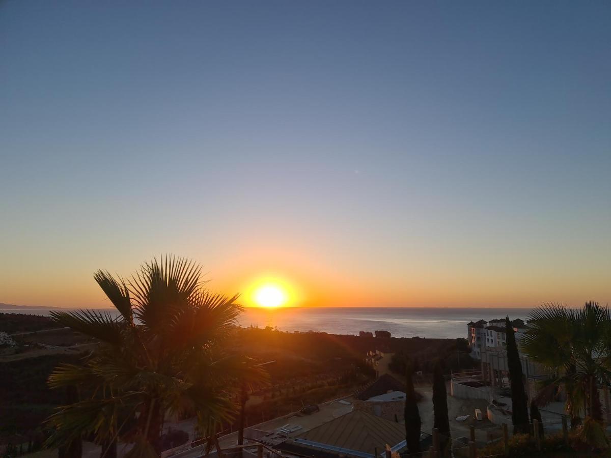 Seaside Serenity - Stylish Apartment With Spectacular Views Manilva Eksteriør billede